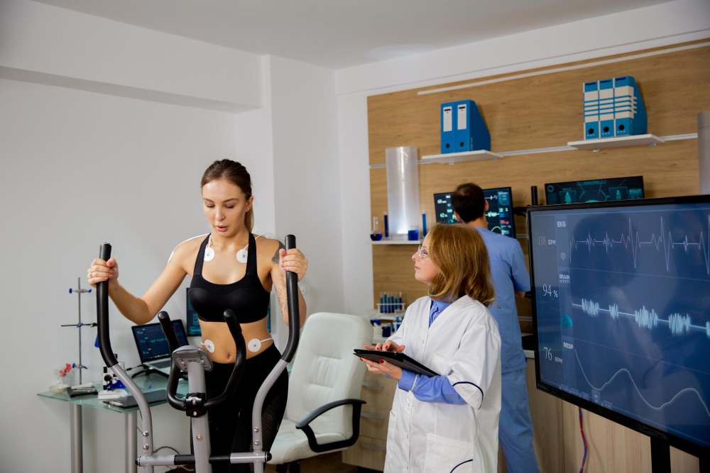 Atleta femenina haciendo esfuerzo físico en el paso a paso y el médico la sigue.